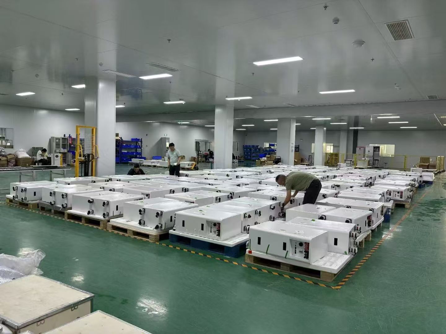 51.2V 280Ah 314Ah 14kwh 16kwh Roller Lithium Battery With Wheel White