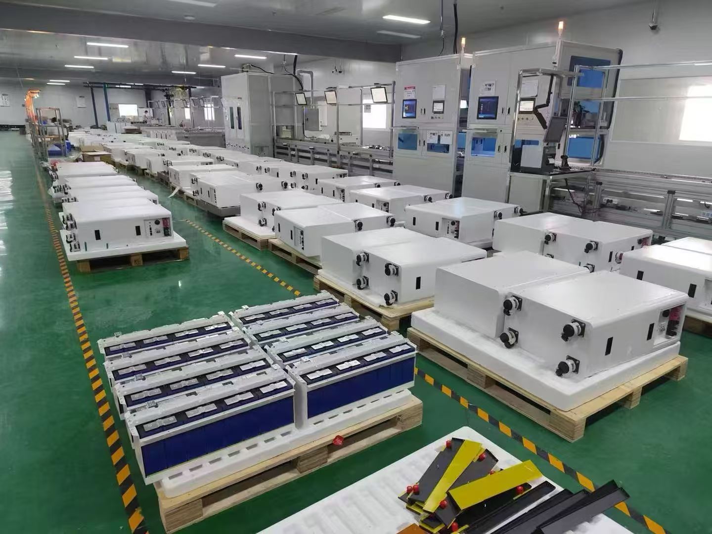 51.2V 280Ah 314Ah 14kwh 16kwh Roller Lithium Battery With Wheel White